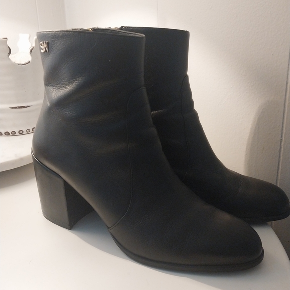 Stuart Weitzman Shoes - Stuart Weitzman Quinn Ankle Booties